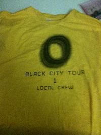 Fichier:Black City Tour 1 - T-Shirt Local Crew Jaune.jpg