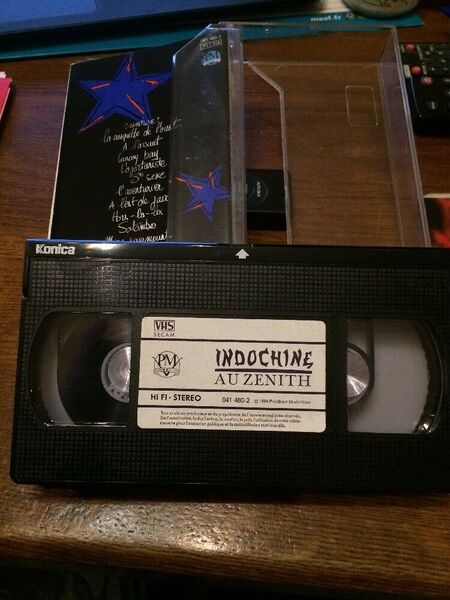 Fichier:Indochine Au Zénith (Live) (video) VHS-S - FR - ( 041 480-2 - PM 704 (série Music+)) - Photo (7).jpg