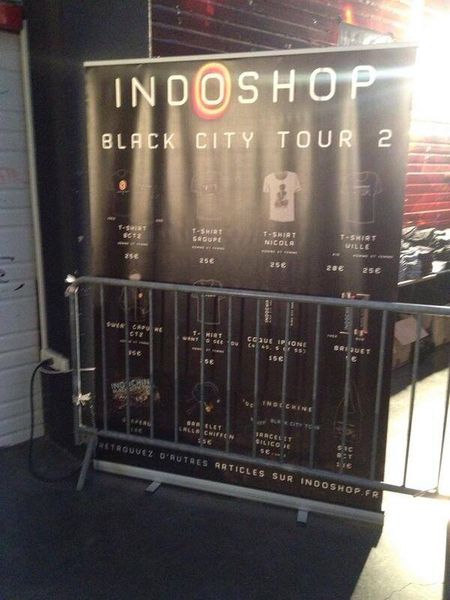 Fichier:Stand Merchandising Black City Tour 2 - Photo 1.jpg