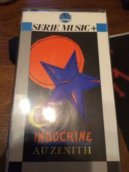 Fichier:Indochine Au Zénith (Live) (video) VHS-S - FR - ( 041 480-2 - PM 704 (série Music+)) - Photo (1).jpg