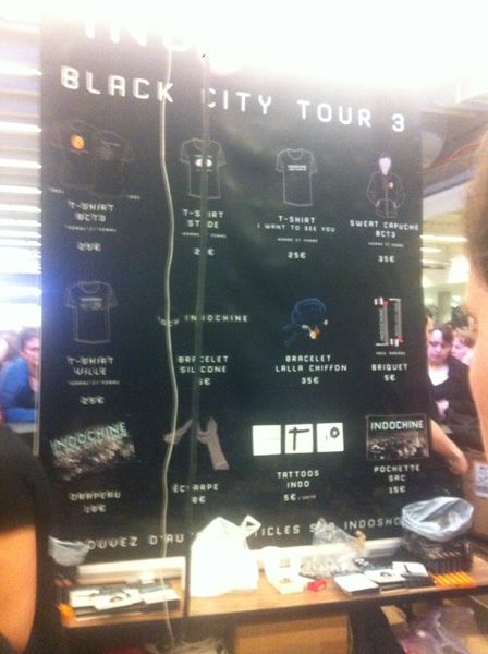 Fichier:Stand Merchandising Black City Tour 3 - Photo 1.jpg