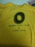 Vignette pour Fichier:Black City Tour 1 - T-Shirt Local Crew Jaune.jpg