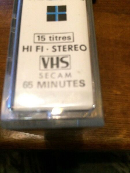 Fichier:Indochine Au Zénith (Live) (video) VHS-S - FR - ( 041 480-2 - PM 704 (série Music+)) - Photo (4).jpg