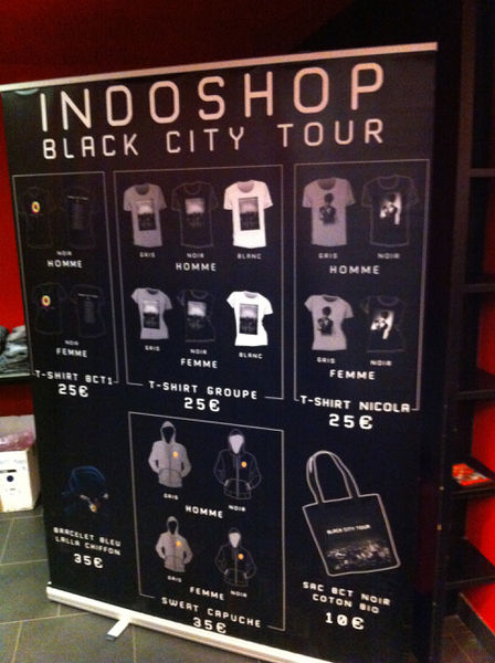 Fichier:Stand Merchandising Black City Tour 1 - Photo 1.jpg