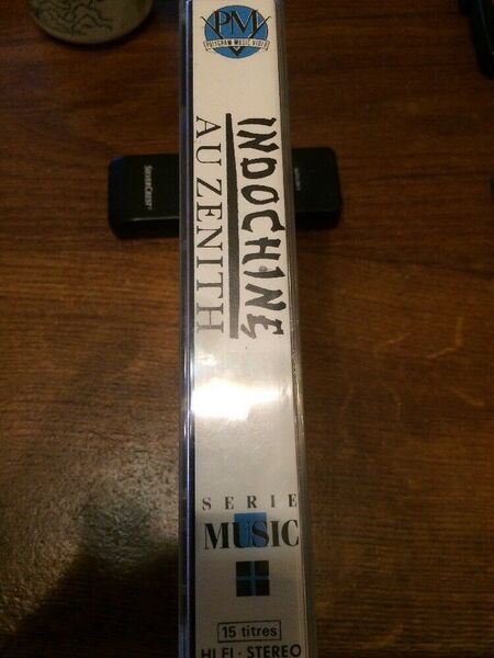 Fichier:Indochine Au Zénith (Live) (video) VHS-S - FR - ( 041 480-2 - PM 704 (série Music+)) - Photo (2).jpg