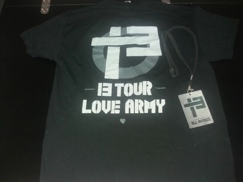 Fichier:T-shirt 13 Tour Love Army.jpg