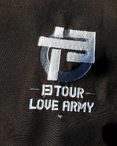 Fichier:Blouson 13 Tour Love Army 2.jpeg
